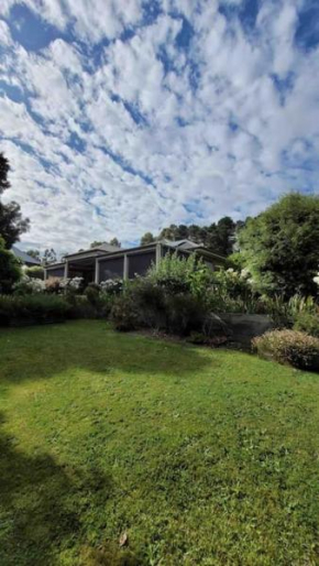 Quiet family retreat getaway - Wildlife Park, Sovereign Hill, Kryall Castle and city at your door - modern house, 8 guests, 4 bedrooms, 5 beds